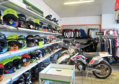 Commerce et réparation de motocycles et motoculture
